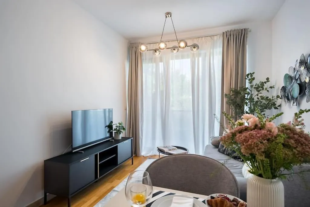 Vivando - Bright 1Br - Green View Balcony - Parking Bucharest Apartment