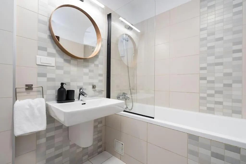 Vivando - Bright 1Br - Green View Balcony - Parking Bucharest Apartment